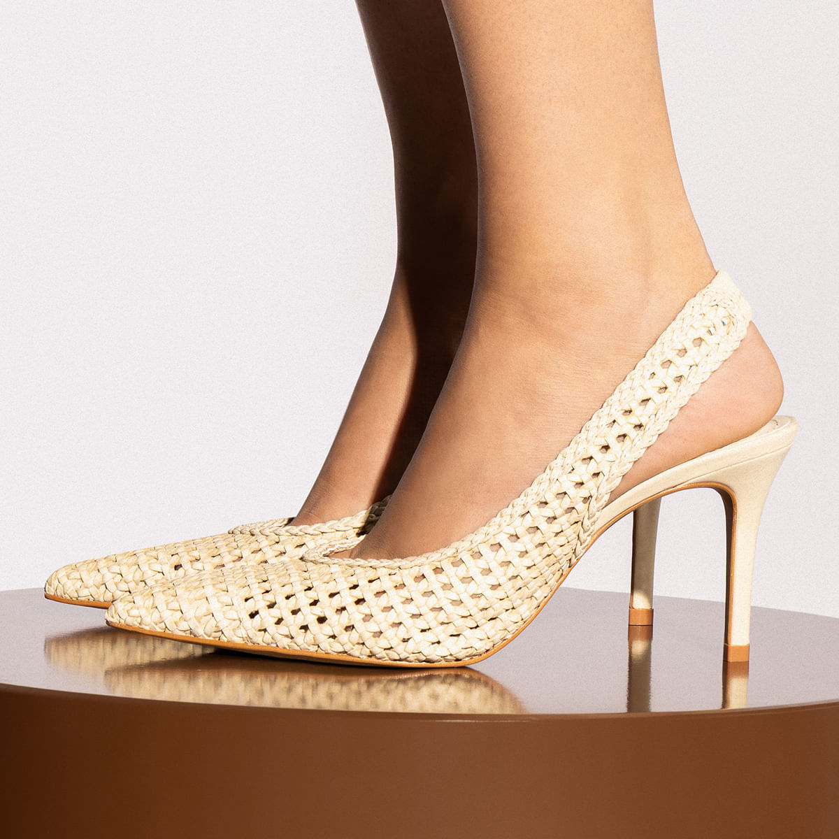 Scarpin Slingback Palha Off White Vazado