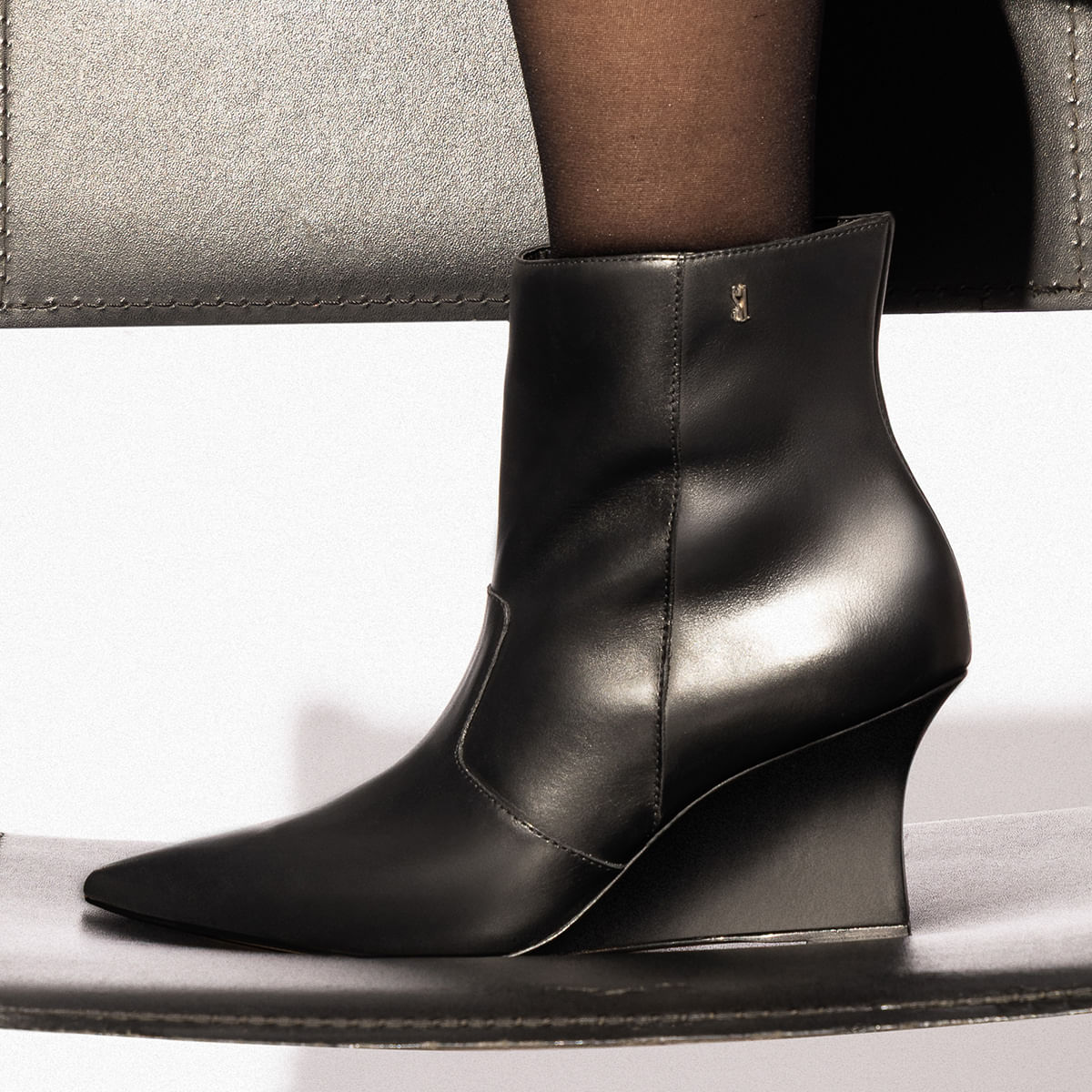Bota Cano Médio Couro Nobre Anabela Preto