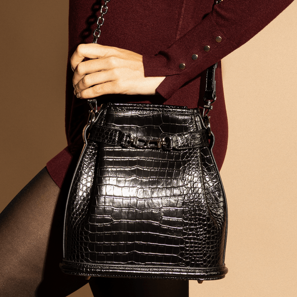 Bolsa Bucket Média Croco Preto Alça Corrente