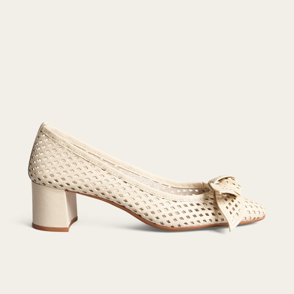 Scarpin Boneca Vazado Couro Soft Salto Grosso Bege Marfim