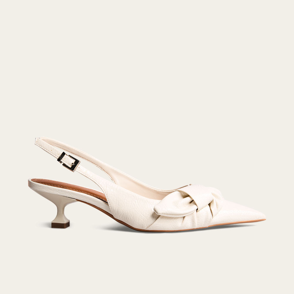 Scarpin Slingback Verniz Salto Kitten Laço Off White