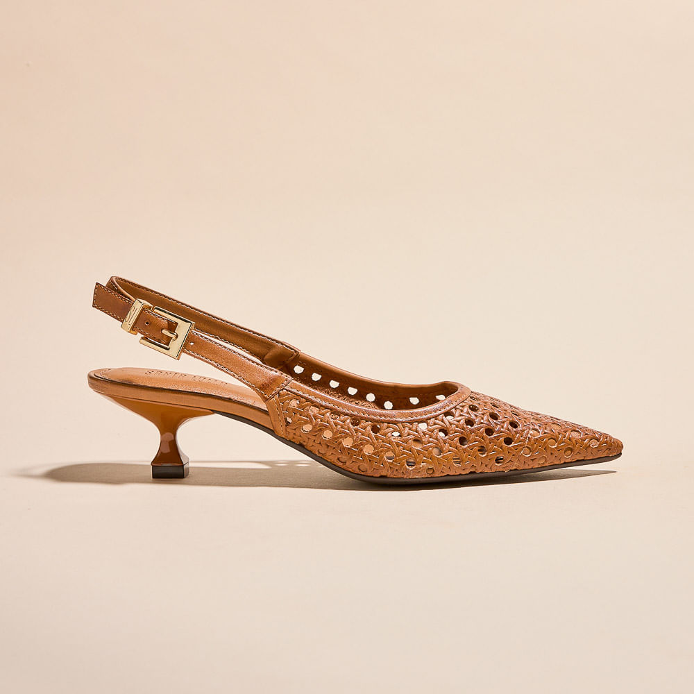 Scarpin Slingback Couro Vazado Caramelo Salto Kitten