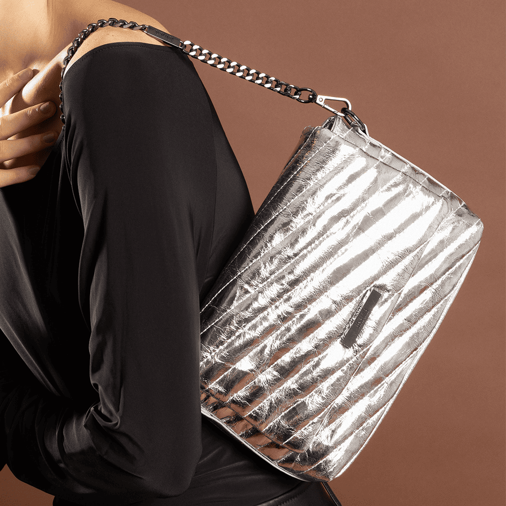 Bolsa Pequena Metalizada Crinkle Prata Alça Dupla